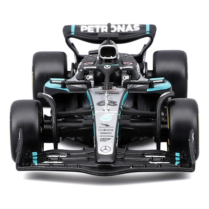 Carro de Fórmula 1 negro frontal con detalles en verde, modelo MAISTO