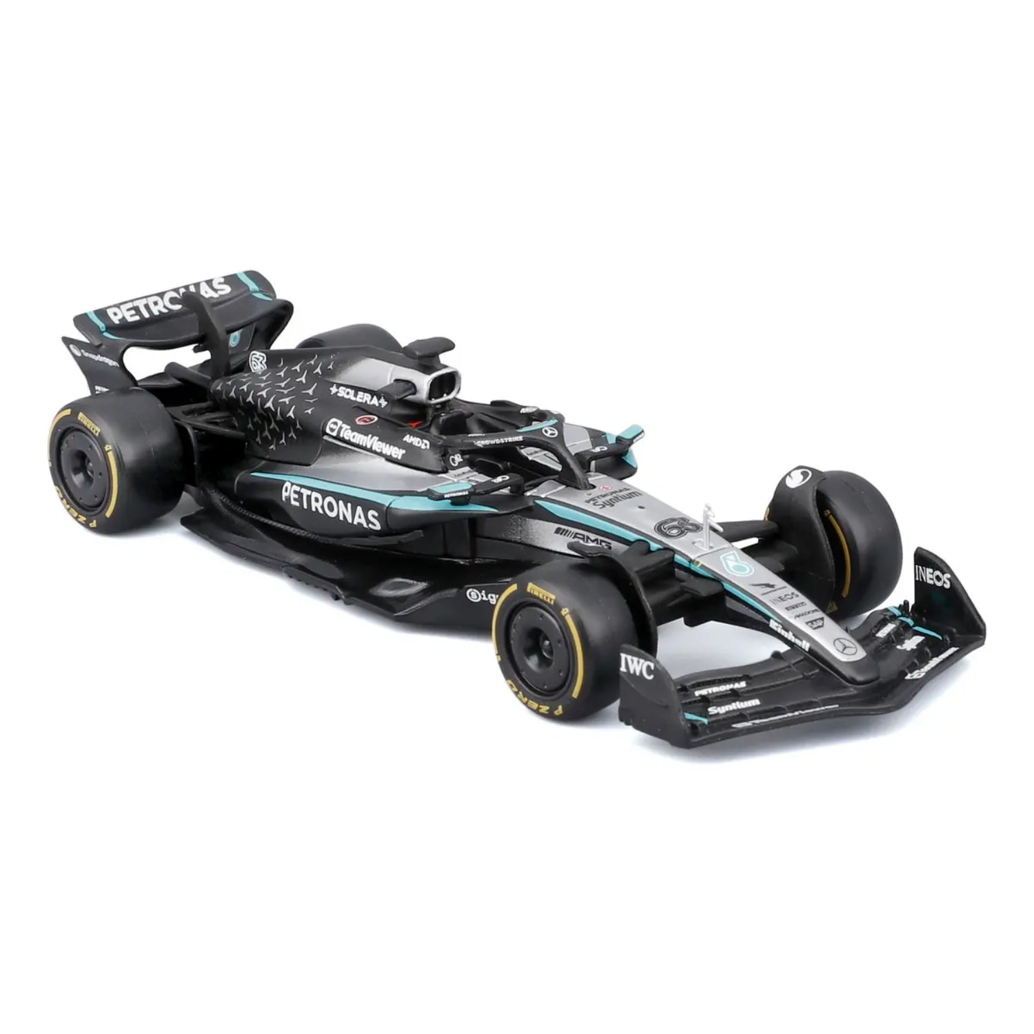 Carro de carreras negro y plateado, modelo detallado de MAISTO en vista lateral.