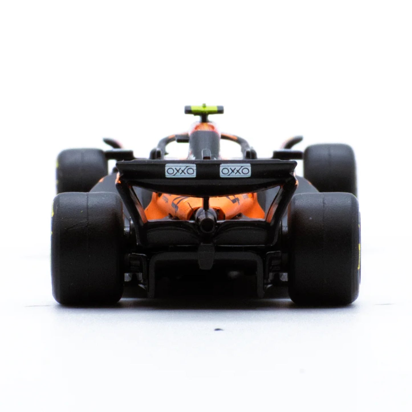 Carro de carreras naranja, vista trasera en miniatura, colección Maisto