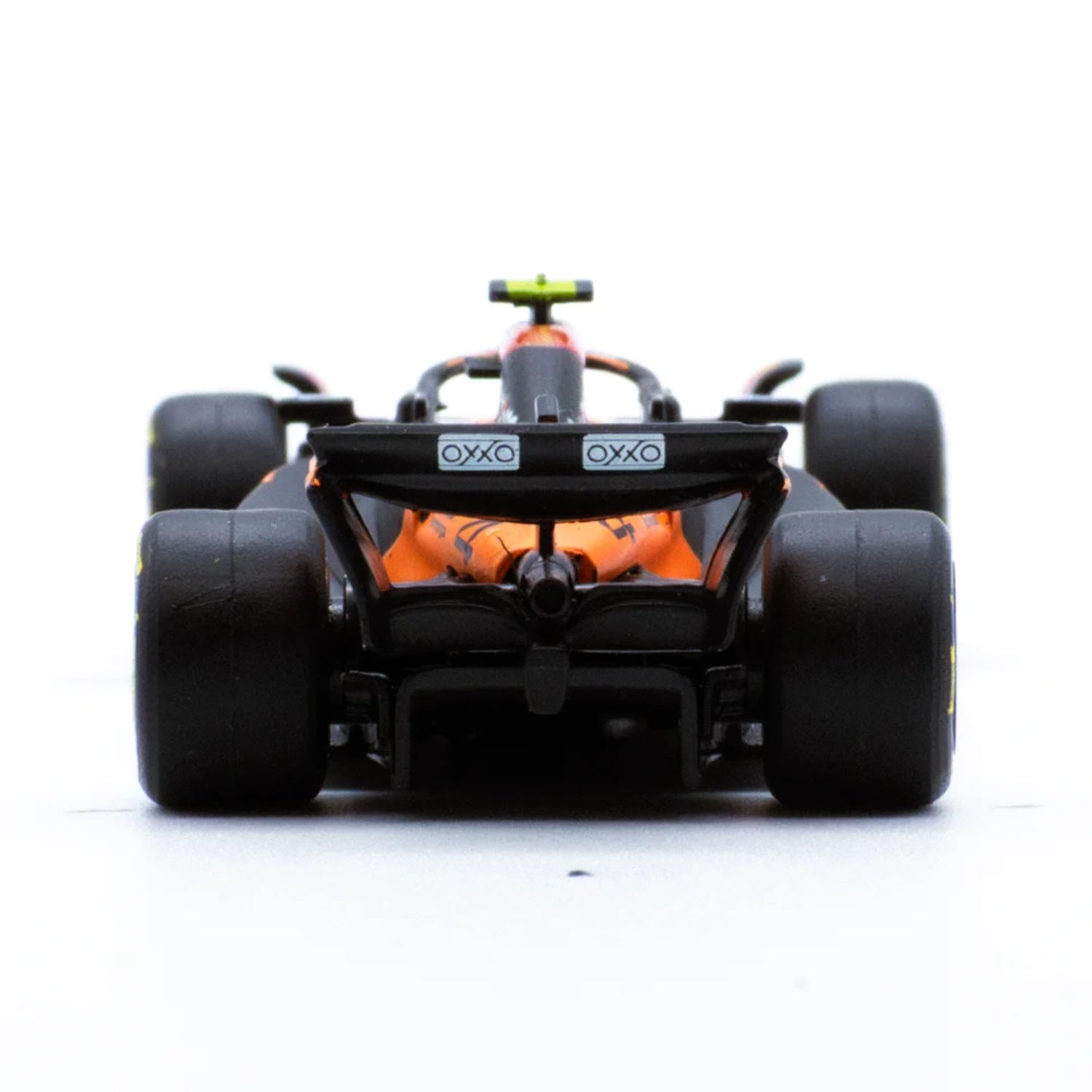 Carro de carreras naranja, vista trasera en miniatura, colección Maisto