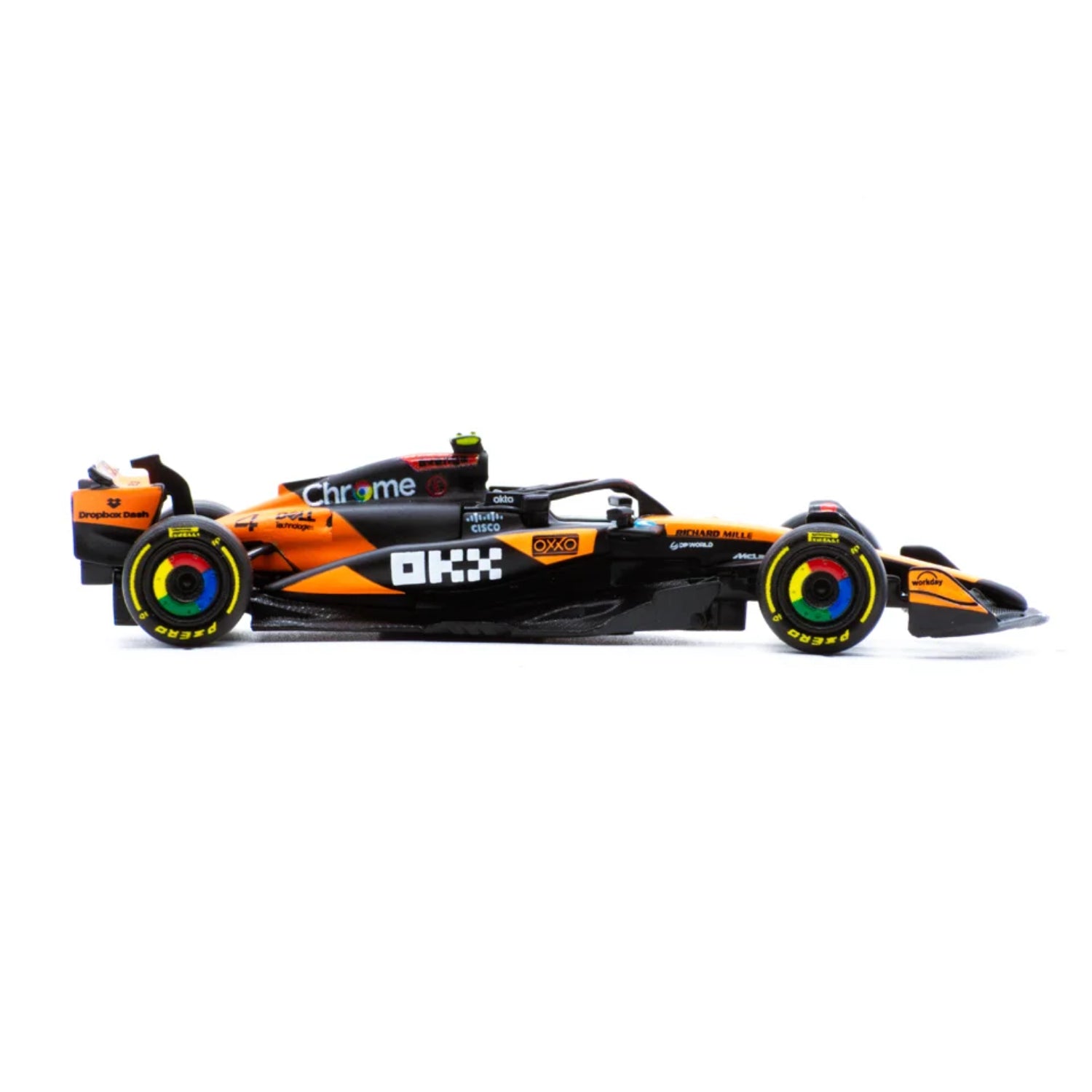 Carro de carreras negro y naranja, vista lateral, modelo detallado de MAISTOO