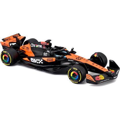 Carro de carreras negro y naranja, vista lateral, modelo detallado de MAISTO