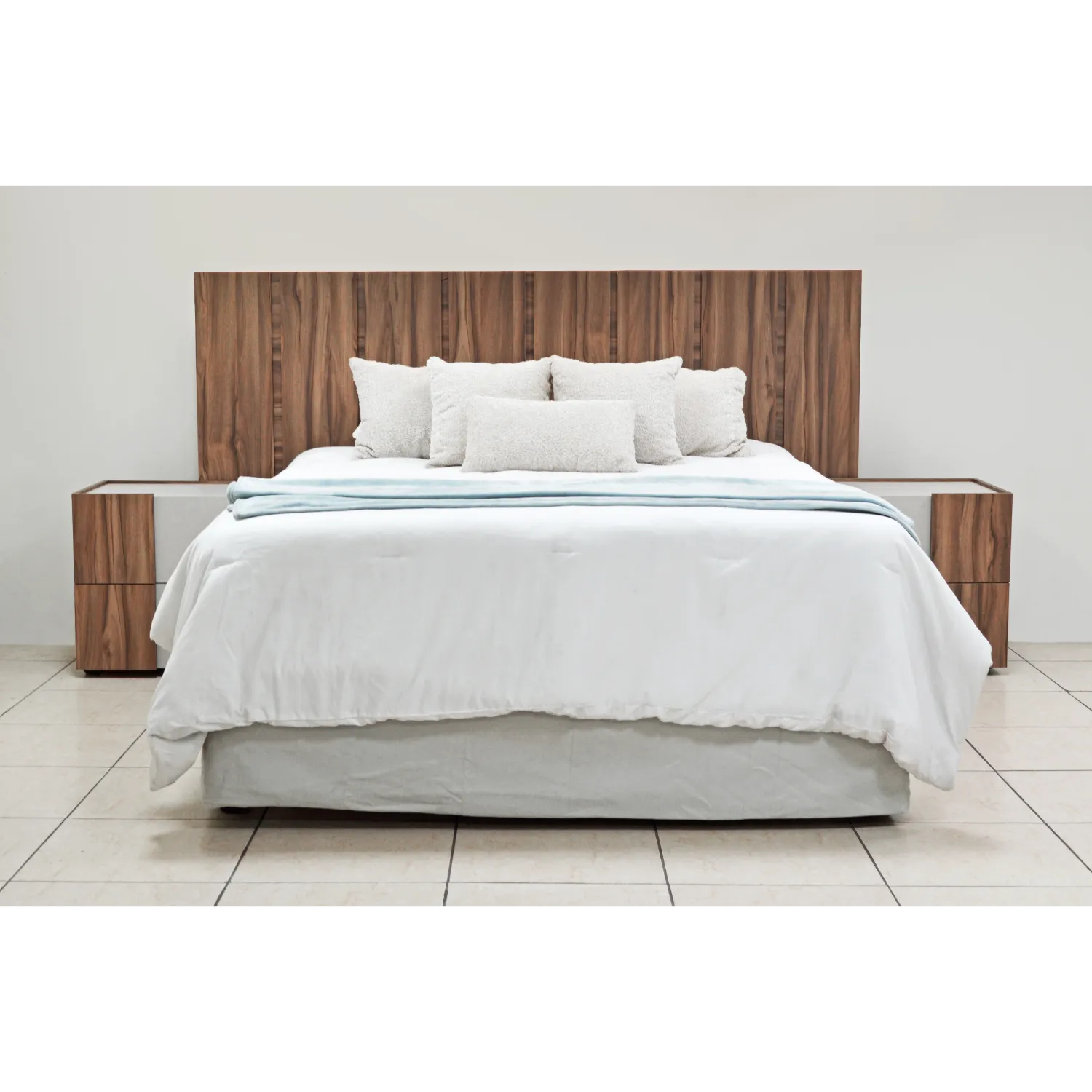 Cabecera Polonia con mesas de Muebles Sinai en diseño moderno de madera para recámara