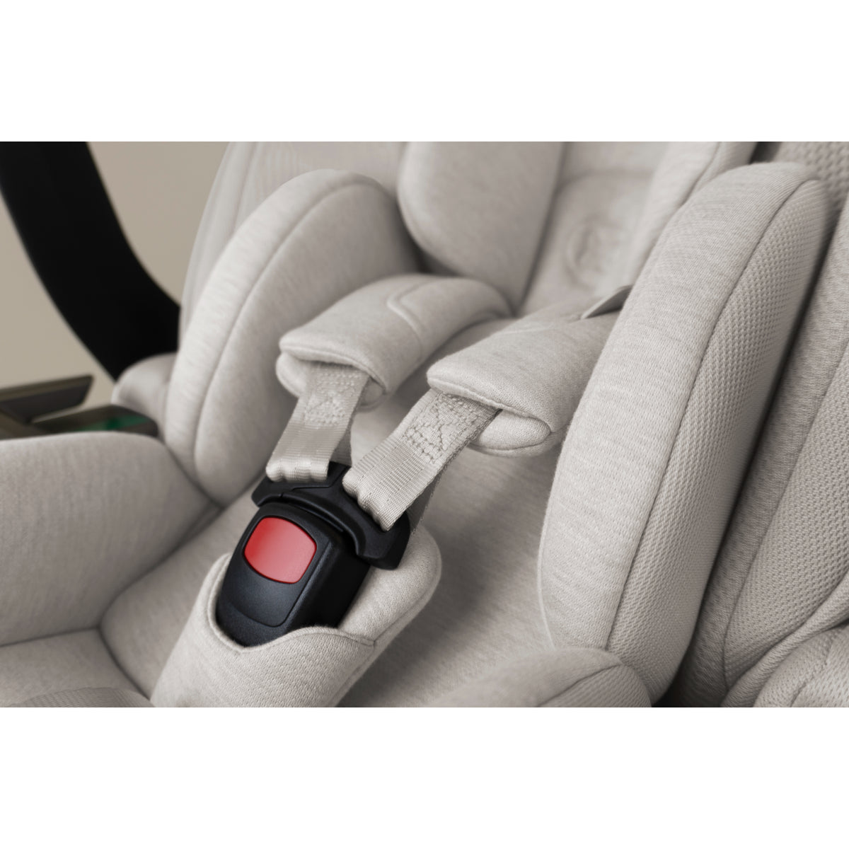Cargador para silla de auto SILVER CROSS en color beige, vista frontal con cinturón de seguridad