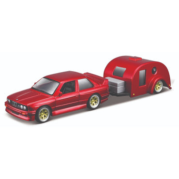 Carro rojo con remolque, modelo Maisto, vista lateral en fondo blanco