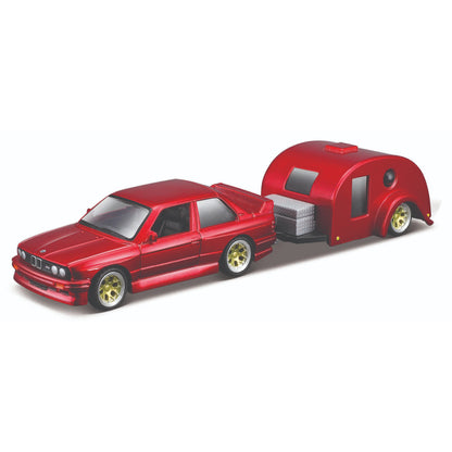 Carro rojo con remolque, modelo Maisto, vista lateral en fondo blanco