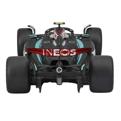 Carro f1 Maisto, modelo negro en vista frontal, detalles de llantas y diseño aerodinámico.