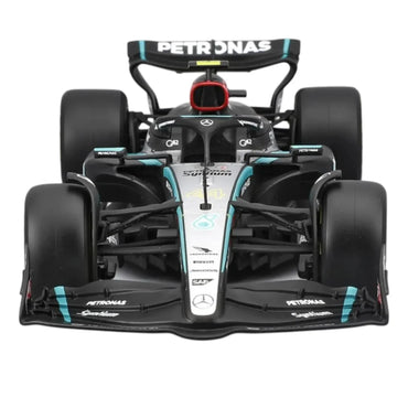 Carro F1 negro y plata frontal, modelo detallado de Maisto