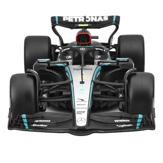 Carro F1 negro y plata frontal, modelo detallado de Maisto