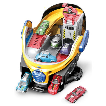 casco infantil amarillo con coches de juguete en garaje y pista de carreras