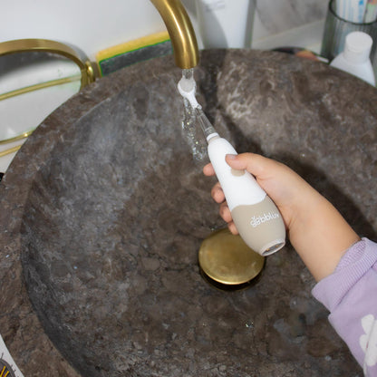 Cepill BBLUV en uso, lavabo marrón, limpieza eficaz