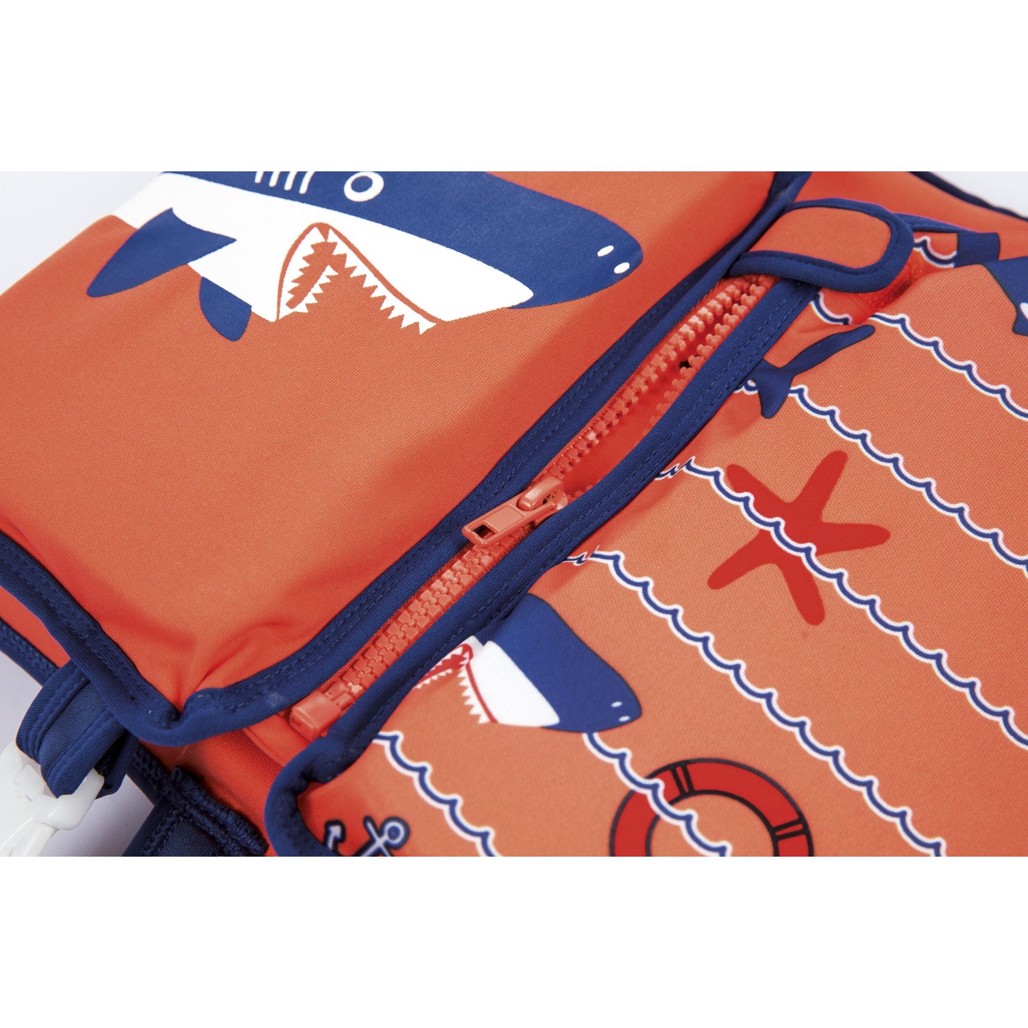 chaleco salvavidas naranja con estampado de tiburones, vista detallada
