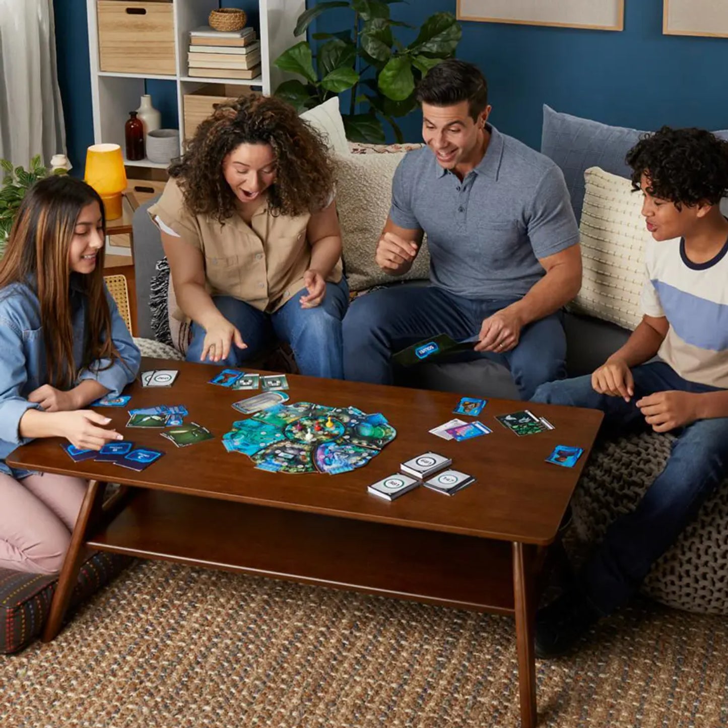 Juego de mesa de Hasbro en familia, disfrutando en sala de estar
