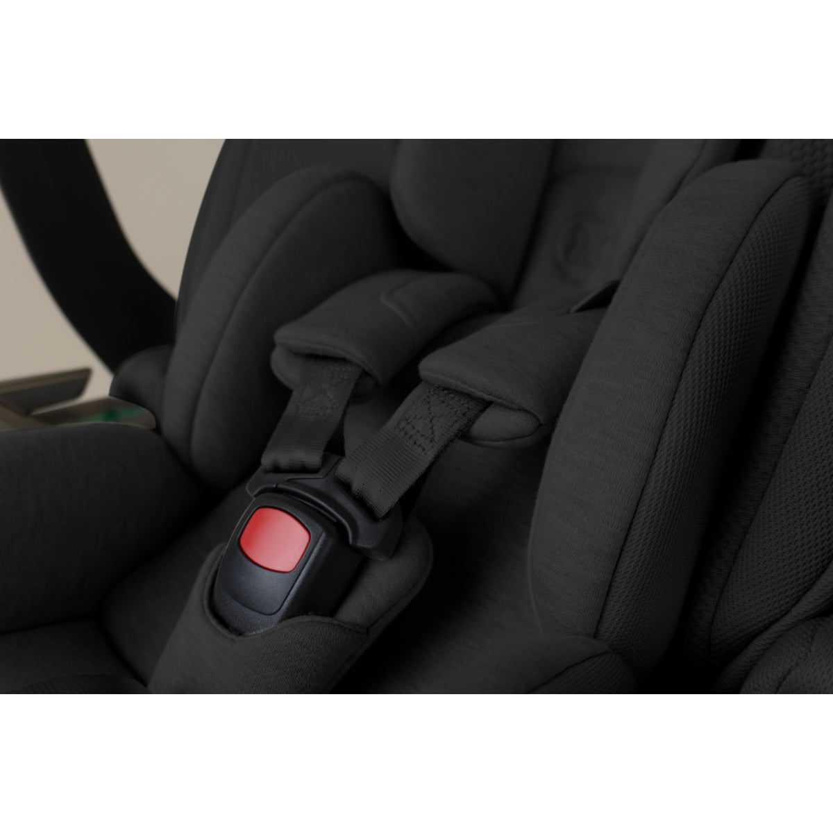Coche gris en primer plano, vista del cinturón de seguridad y sistema de anclaje