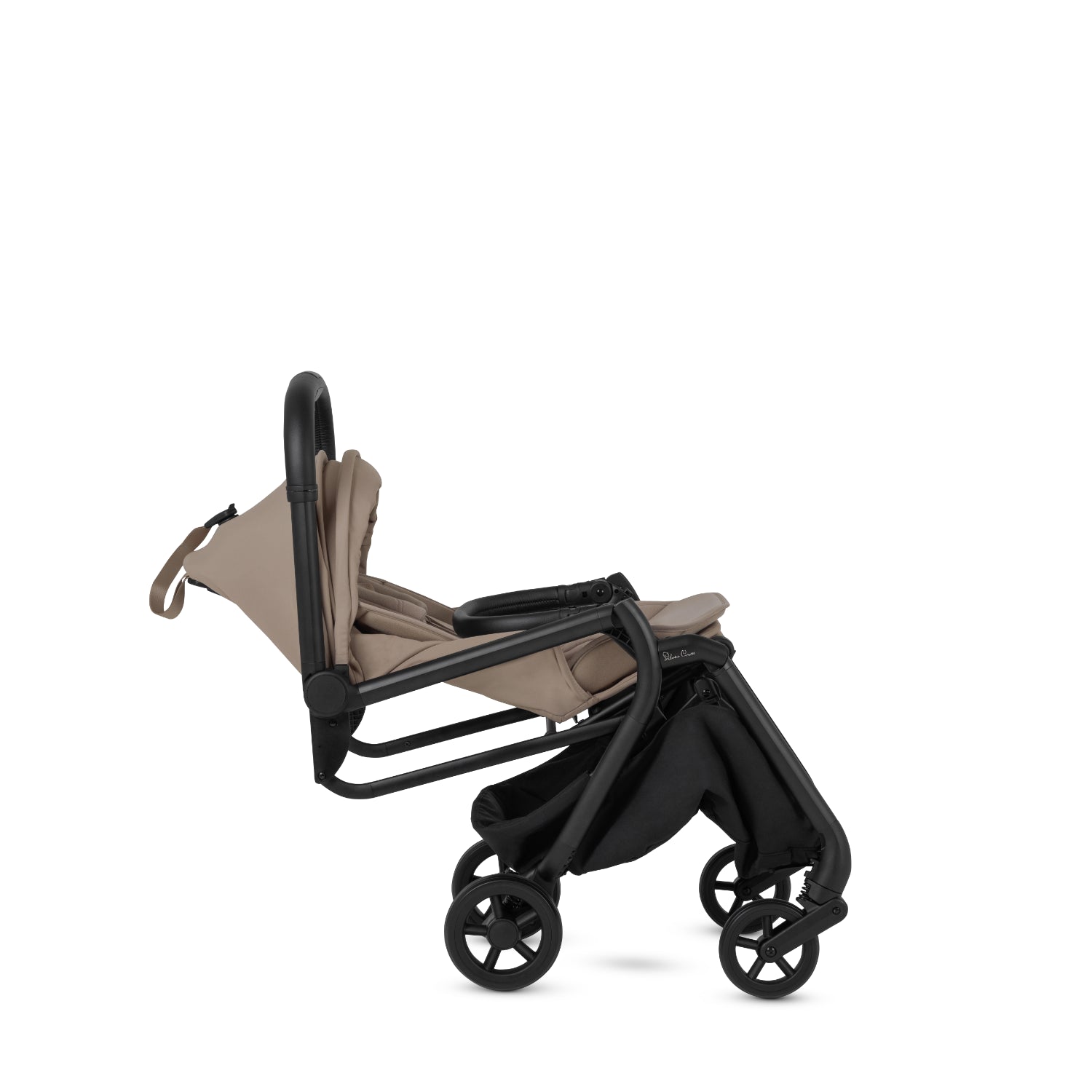 Coche Silver Cross en color beige, plegado y de perfil
