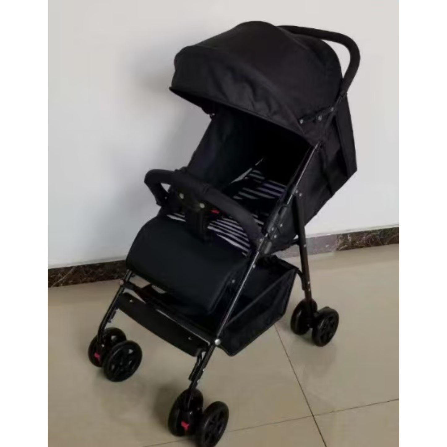 Coche negro KIDILO, vista lateral, ideal para paseos con bebés