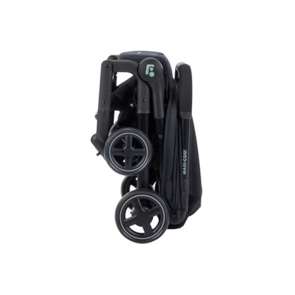 Coche Maxi Cosi plegado, vista lateral en color negro, práctico para el transporte