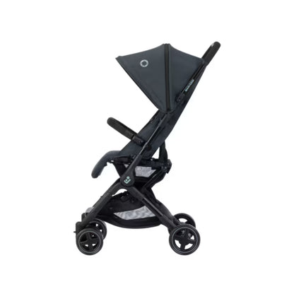 Coche Maxi Cosi negro lateral, ideal para paseos con bebé.