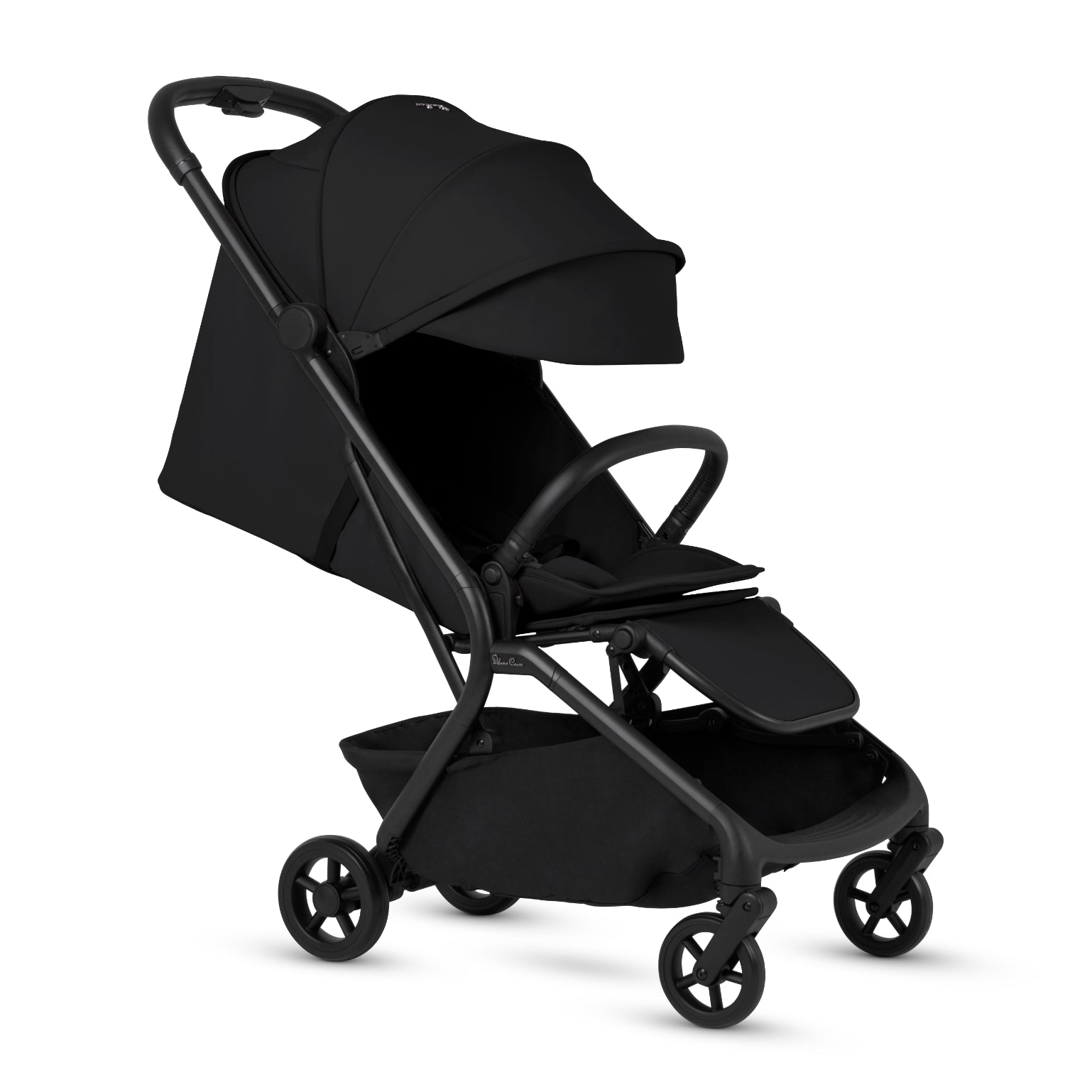 Coche de pasear Silver Cross negro, vista lateral en ambiente urbano