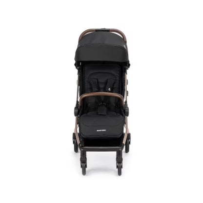 Coche Maxi Cosi negro frontal en ambiente familiar