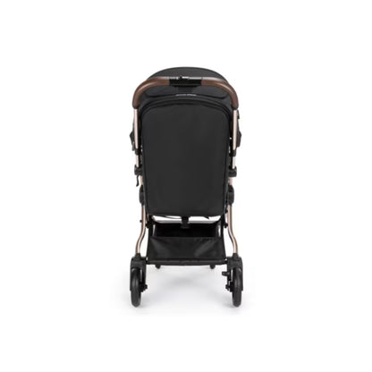 Coche Maxi Cosi negro, vista trasera con ruedas y soporte