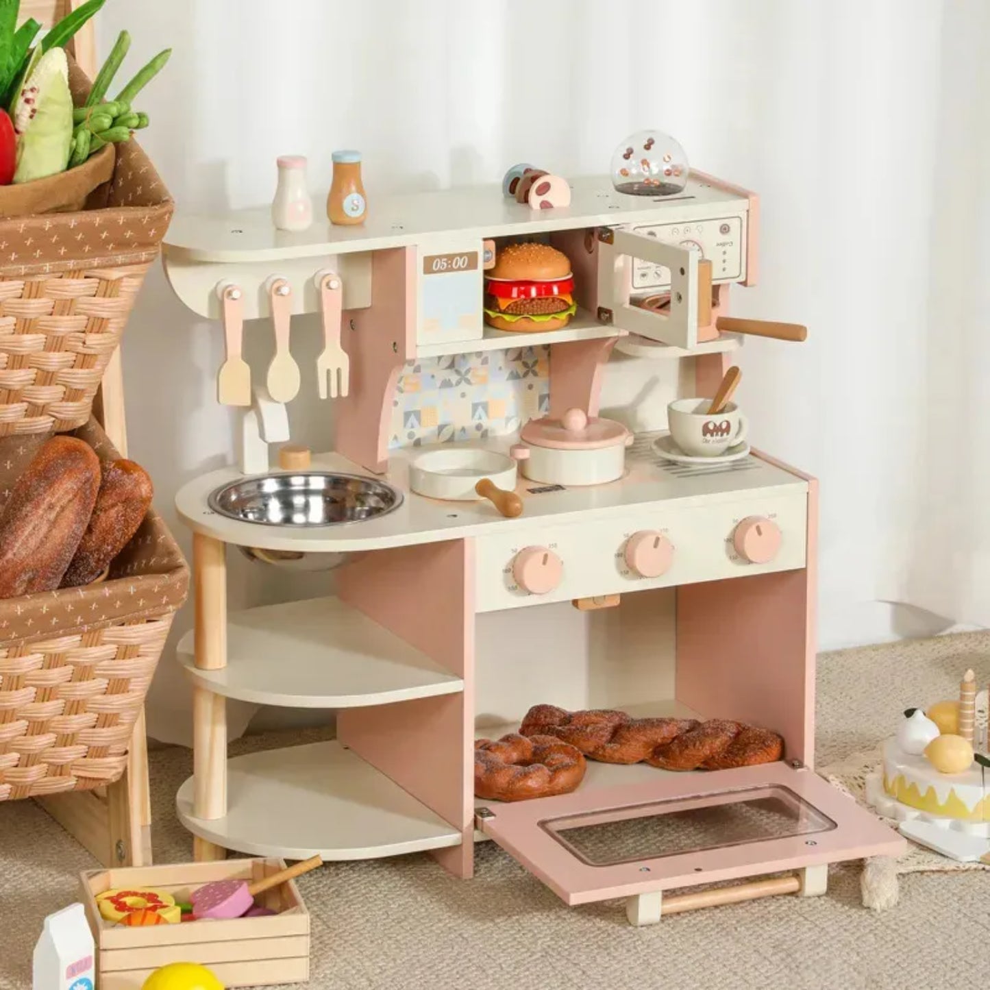cocina de juguete rosa con accesorios y microondas en el comedor