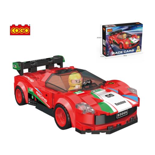 Coche de juguete COGO rojo con figura y caja, vista frontal y contexto de juego