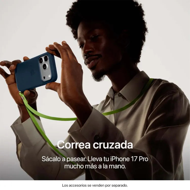 Correa cruzada azul para iPhone 17 Pro Max, hombre usando en exteriores