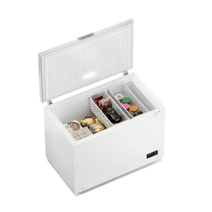Congelador horizontal Frigidaire blanco, vista superior con alimentos organizados