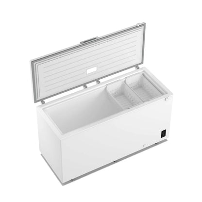 Congelador horizontal blanco, vista superior con cestas de almacenamiento