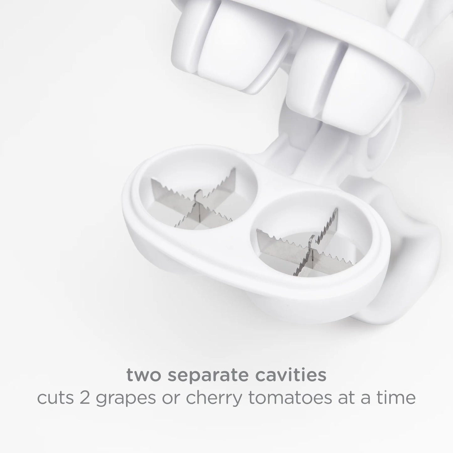 cortador blanco para uvas y tomates cherry, vista cercana con cuchillas