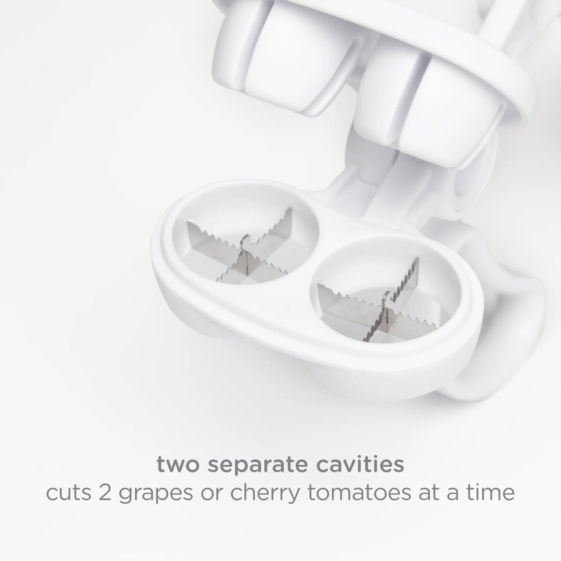 cortador blanco para uvas y tomates cherry, vista cercana con cuchillas