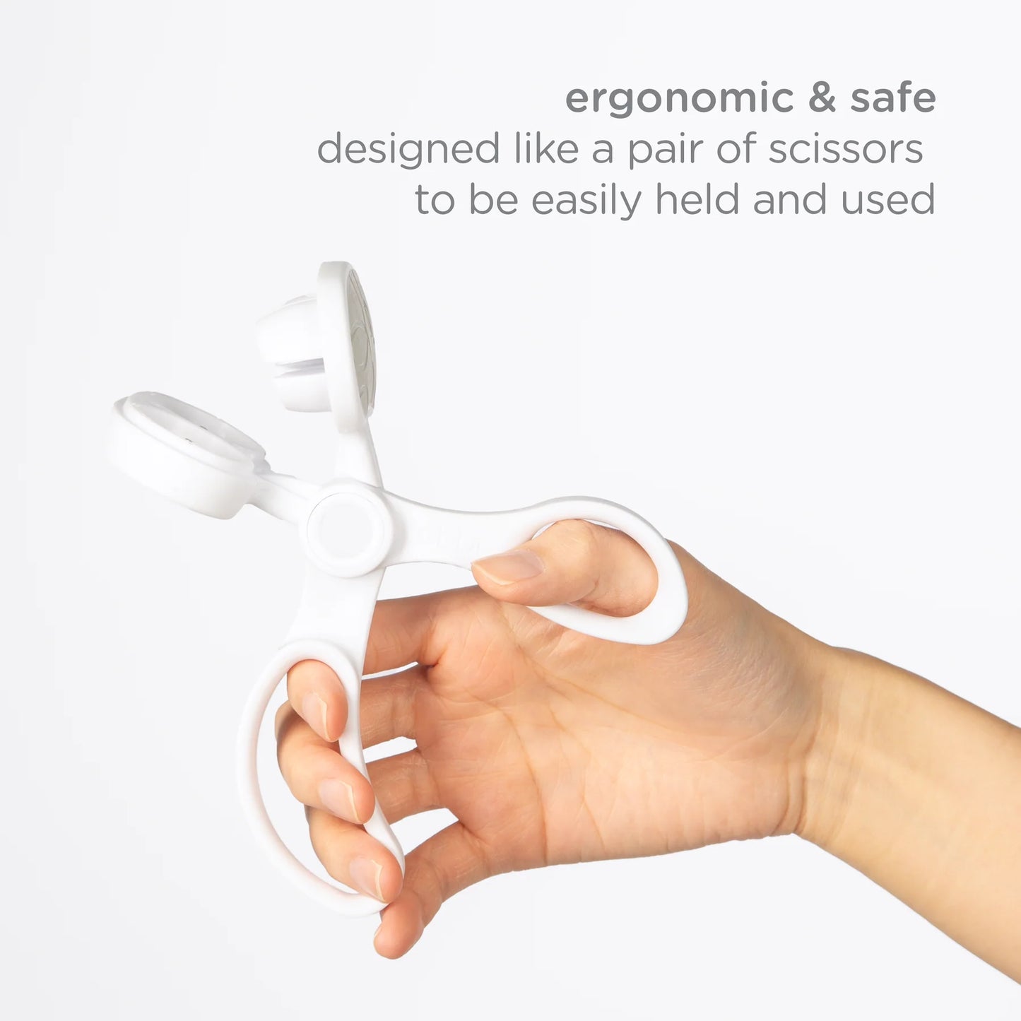 Tijeras ergonómicas blancas en mano, diseño seguro y fácil de usar