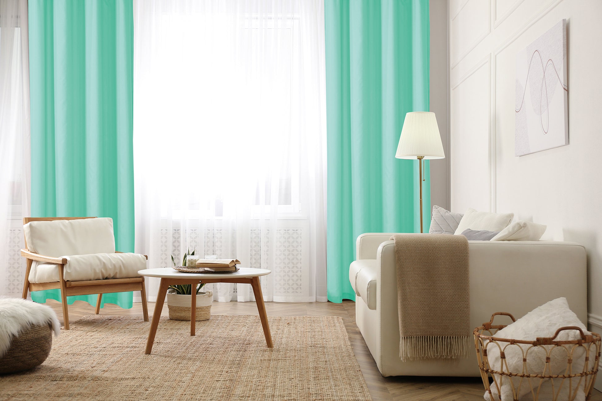 cortin aqua, sala de estar moderna, luz natural y muebles sencillos