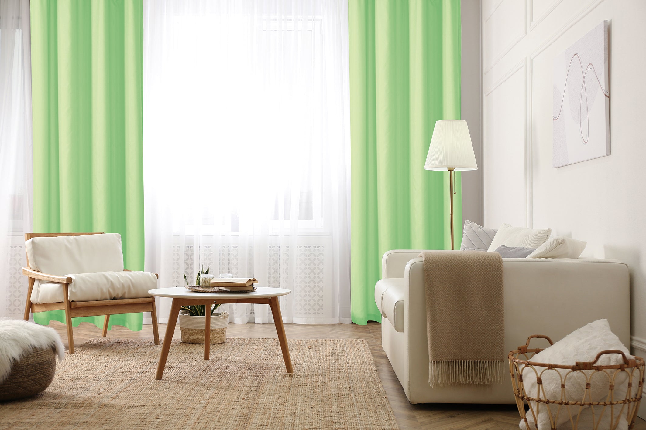 cortin verde en sala luminosa, sofá blanco y muebles de madera