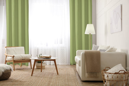 Cortin verde de tela, sala de estar con muebles modernos y luz natural