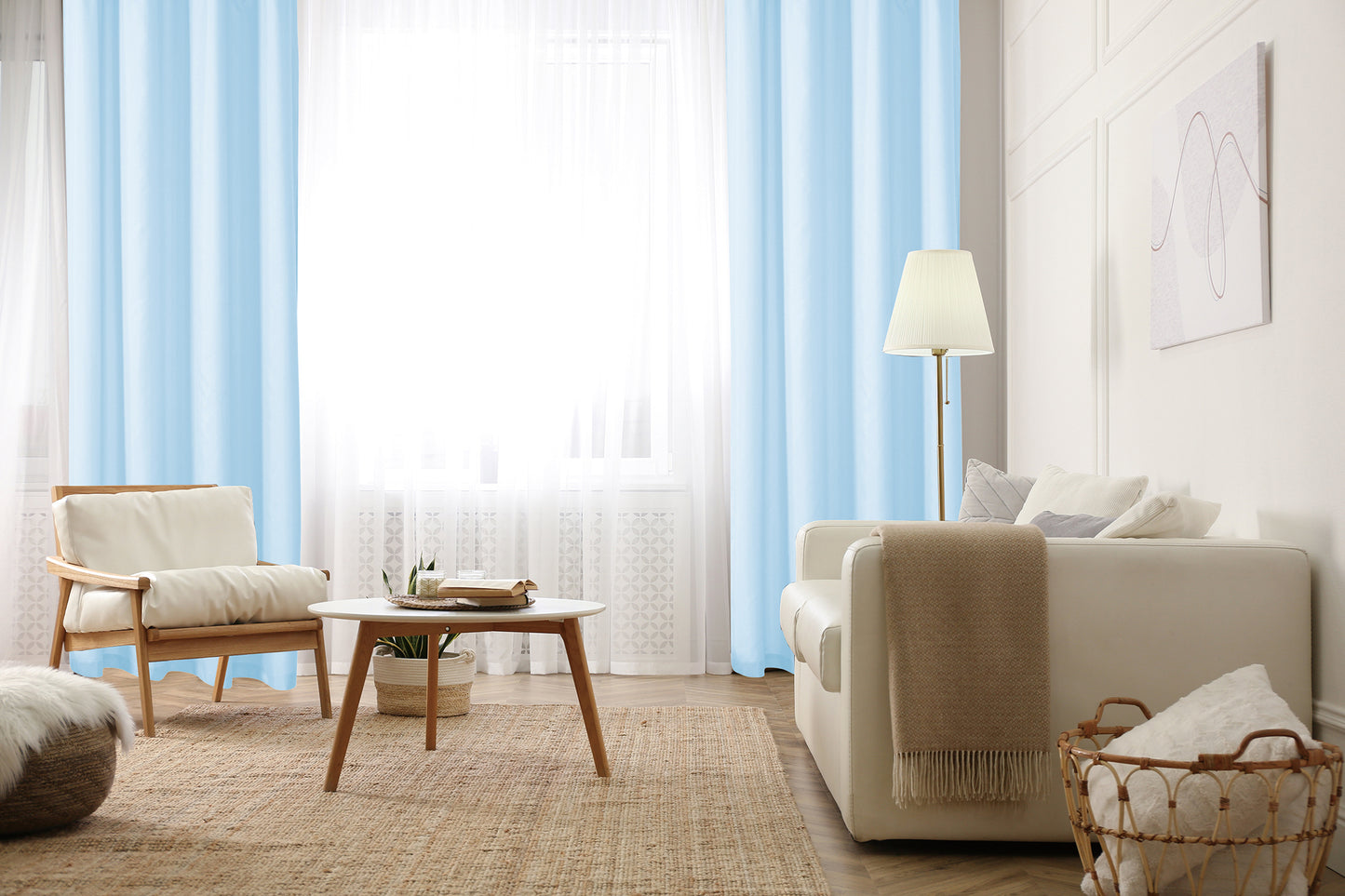 cortina azul clara en sala de estar, luz natural y muebles modernos