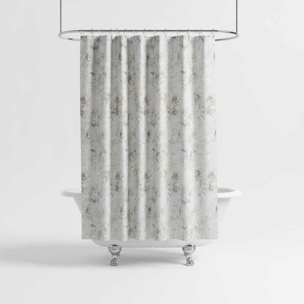 Cortina de baño blanca con diseño floral, vista frontal en bañera