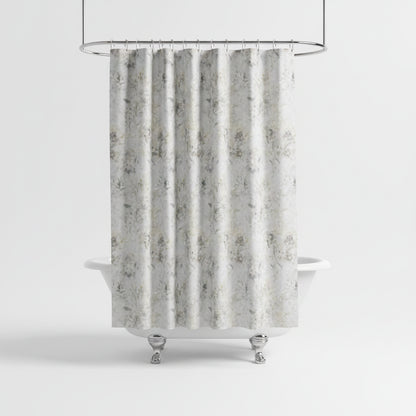 Cortina de baño blanca con diseño floral, vista frontal en bañera