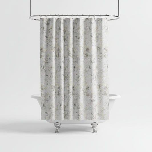 Cortina de baño blanca con diseño floral, vista frontal en bañera