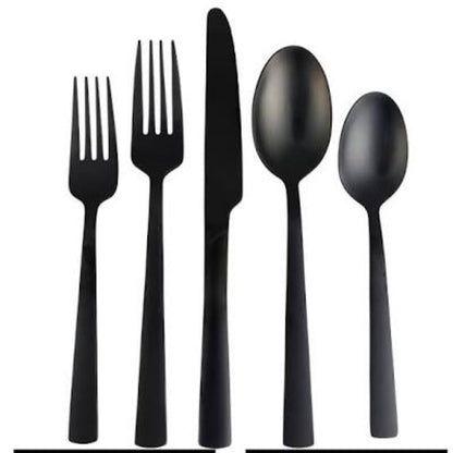 Cubiertos GIBSON HOME en negro, vista frontal, mesa elegante.