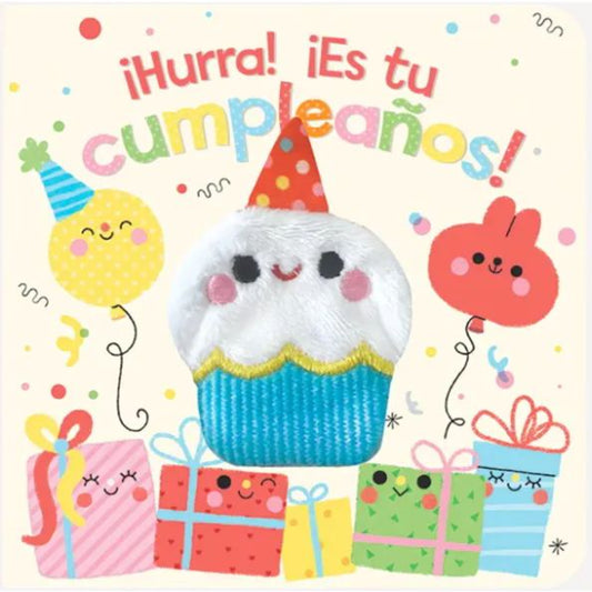 Tarjeta de cumpleaños con pastelito sonriente y regalos coloridos