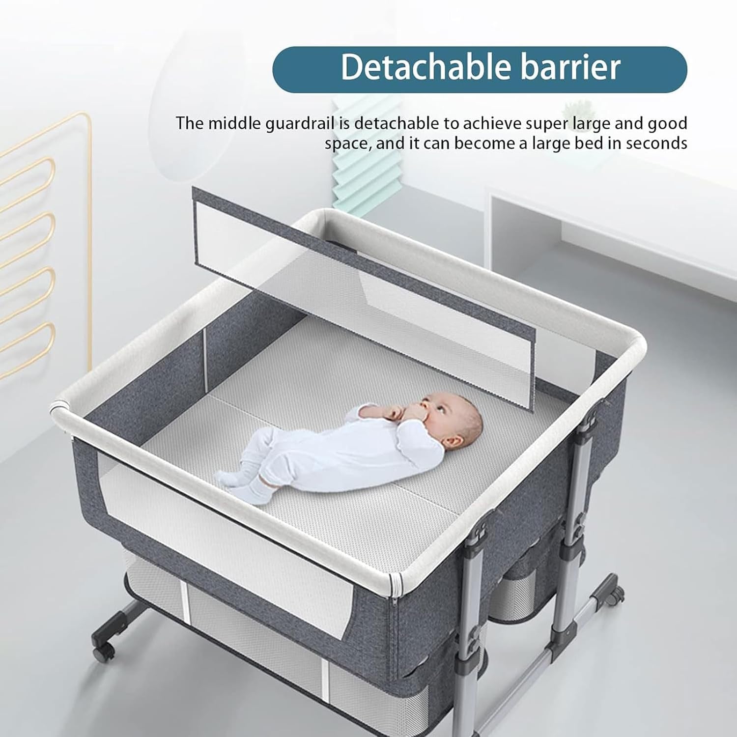 Cuna gris con barrera extraíble, diseño moderno y amplio espacio para el bebé.