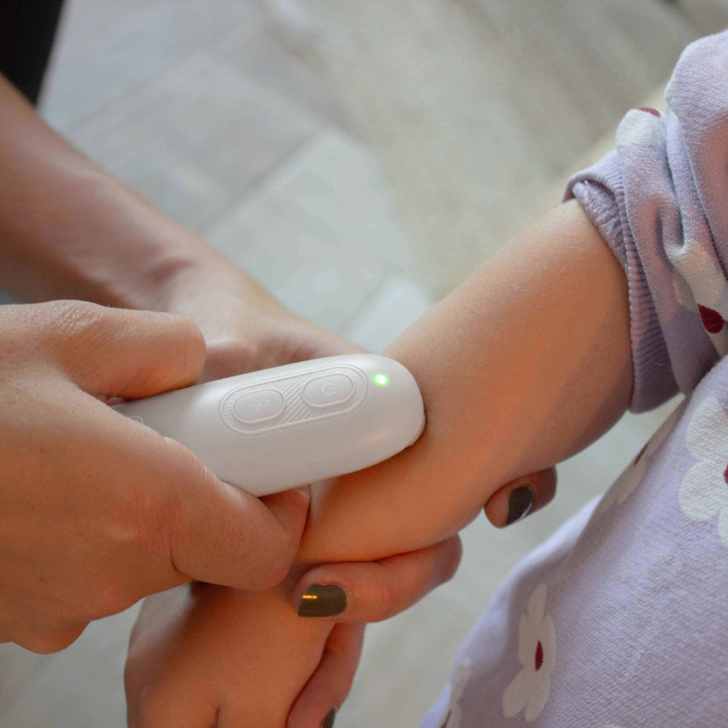 Dispositivo Curador blanco en brazo de niño, uso médico en casa