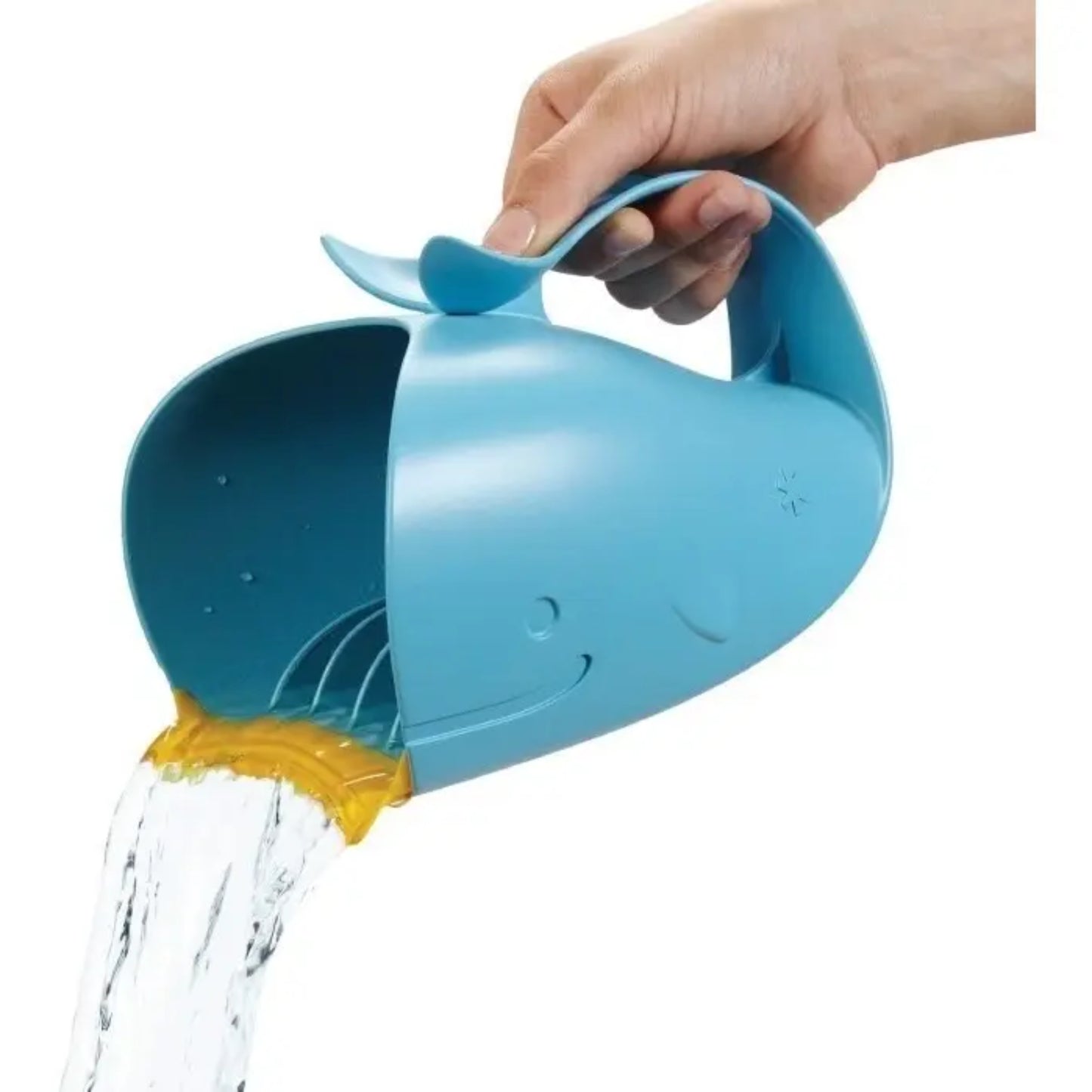 Balde azul en forma de ballena, usado para enjuague bucal durante el baño infantil