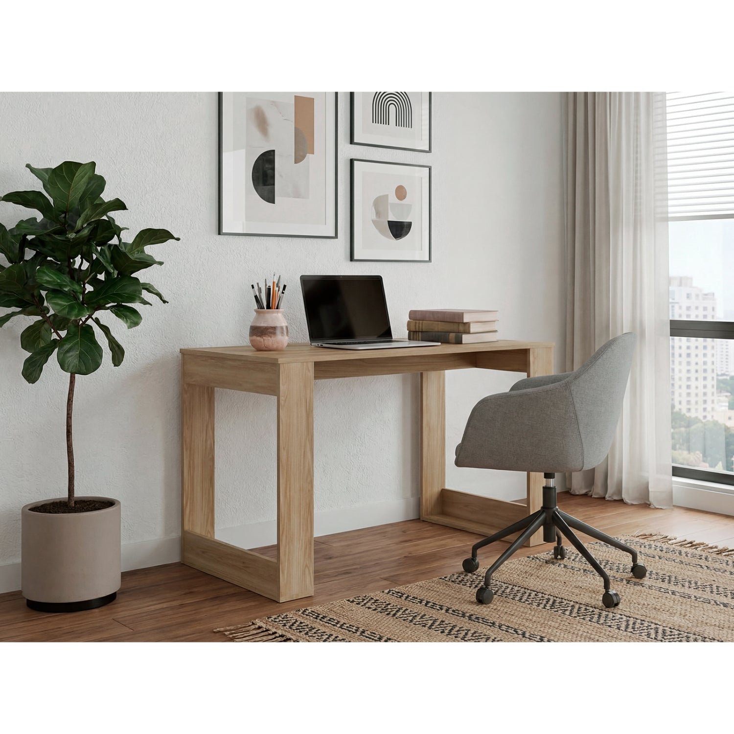 escritorio de madera claro, con silla de oficina y decoración moderna