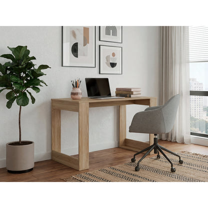 escritorio de madera claro, con silla de oficina y decoración moderna