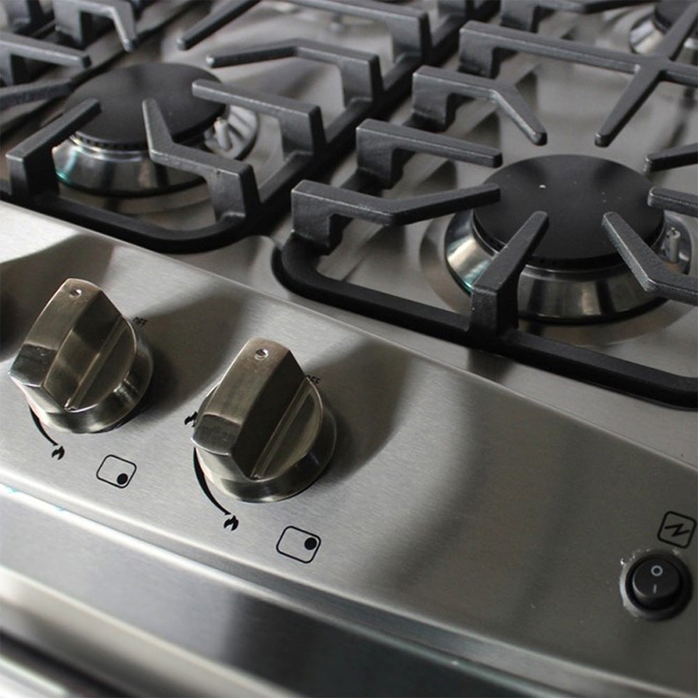 Primer plano de la estufa a gas RCA 6 quemadores con perillas de acero inoxidable y quemadores robustos