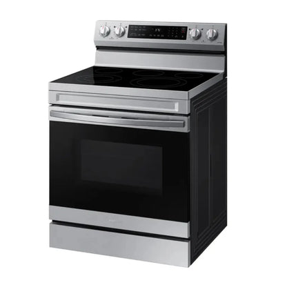Cocina SAMSUNG negra y plateada vista frontal, ideal para cocinas modernas