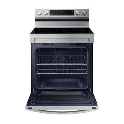 Horno Samsung de cocina de acero inoxidable con puerta abierta y estantes visibles